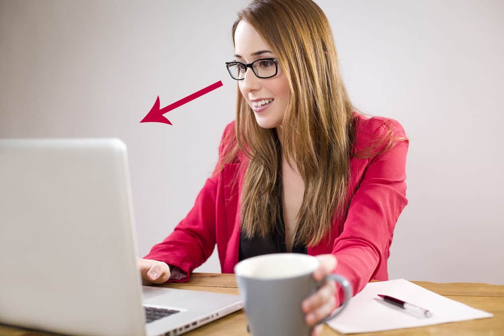 5 conseils pour prendre soin de votre vue devant le moniteur image 3 réglez-la-distance-à-l'écran-comme-conseils-pour-prendre-soin-de-votre-vue