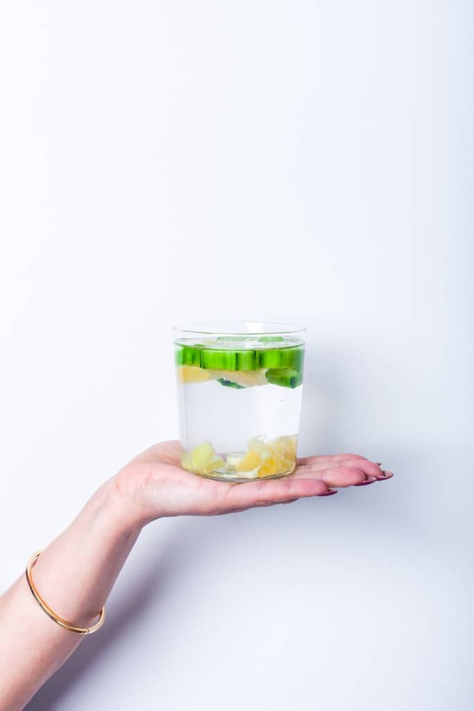 Consejos para quemar más grasa bebiendo agua imagen 3 Agua-de-pepino-y-limón-ayuda-a-quemar-más-grasa-bebiendo-agua