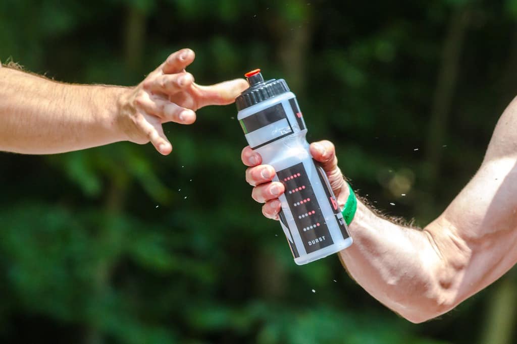 ¿Cuáles son los beneficios de las bebidas isotónicas? imagen 6 deportistas compartiendo bebida