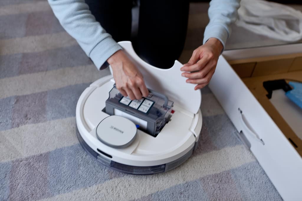 DEEBOT OZMO 900: Review del robot aspirador de ECOVACS Robotics imagen 4 deposito de suciedad en el deebot ozmo 900