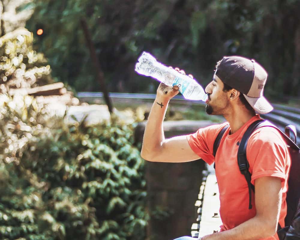 ¿Cómo evitar un golpe de calor? imagen 5 evitar-el-golpe-de-calor-bebiendo-agua