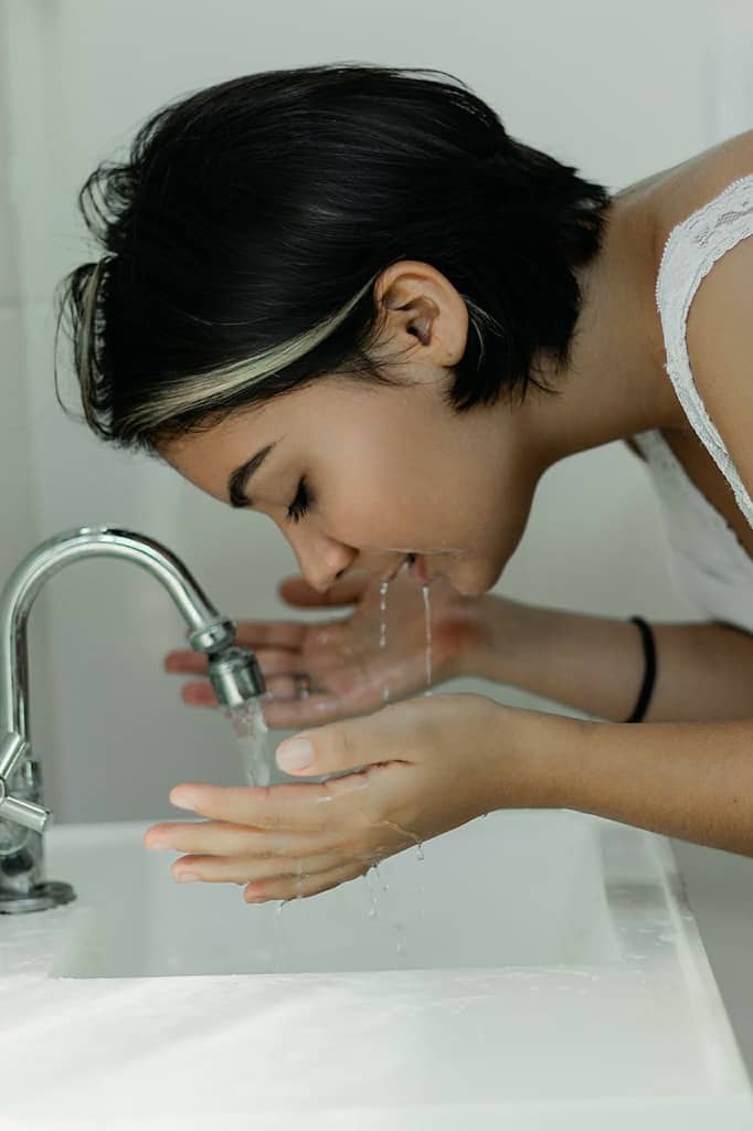 Consejos para poder dormir cuando hace mucho calor imagen 7 mojar-cara-manos-y-pies-antes-de-ir-a-la-cama