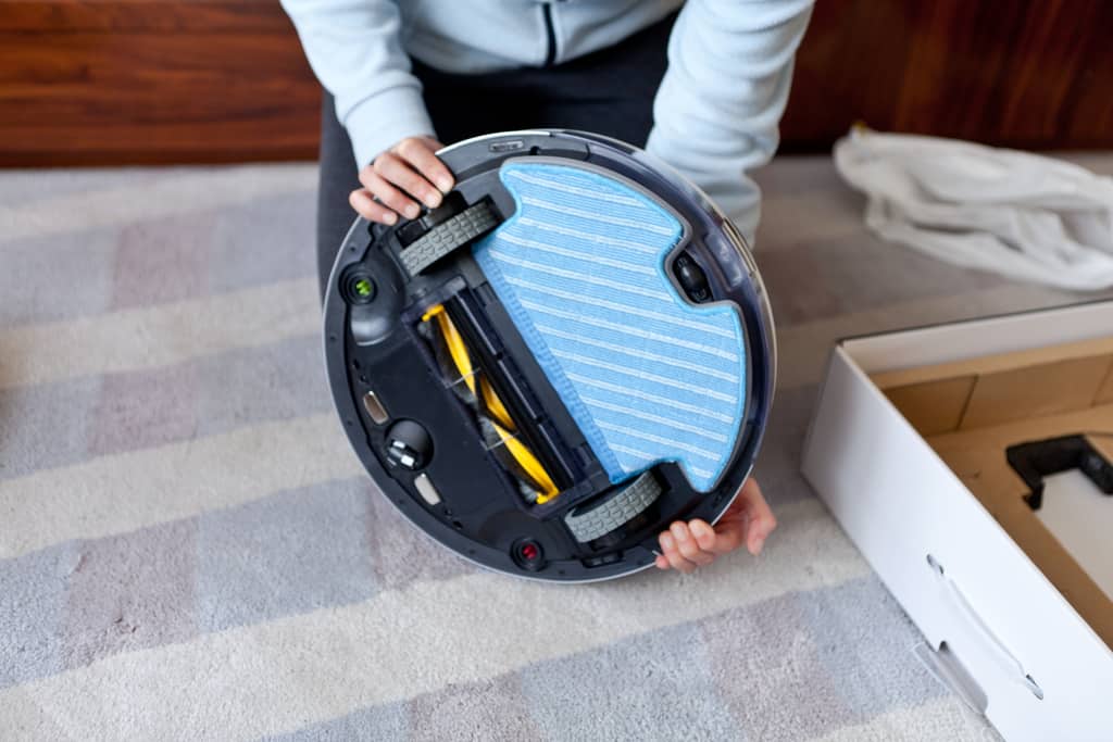 DEEBOT OZMO 900: Review del robot aspirador de ECOVACS Robotics imagen 8 parte-inferior-del-robot-aspirador-deebot-ozmo-900