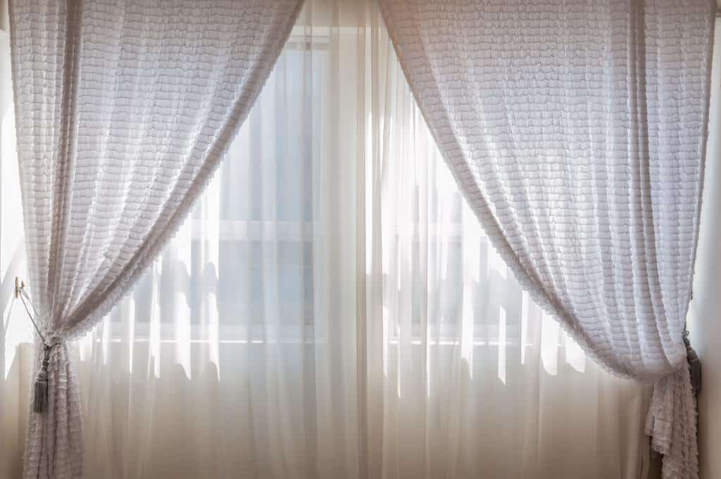 Cómo refrescarte si no tienes aire acondicionado imagen 3 refrescarse usando cortinas