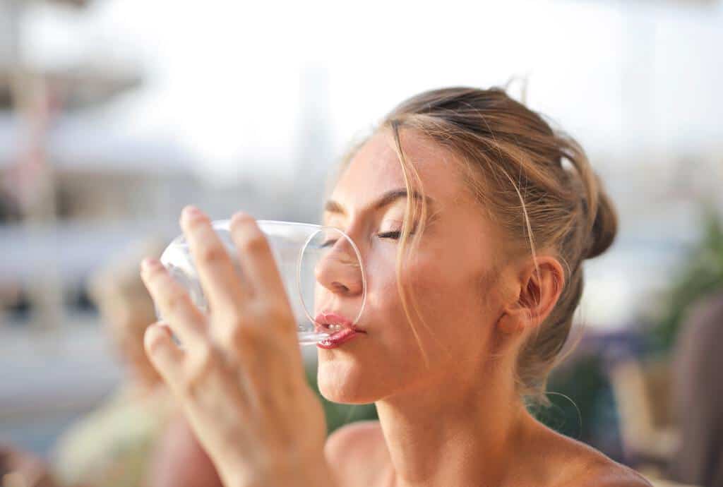 Cómo refrescarte si no tienes aire acondicionado imagen 1 refrescarte-si-no-tienes-aire-acondicionado-bebiendo-agua
