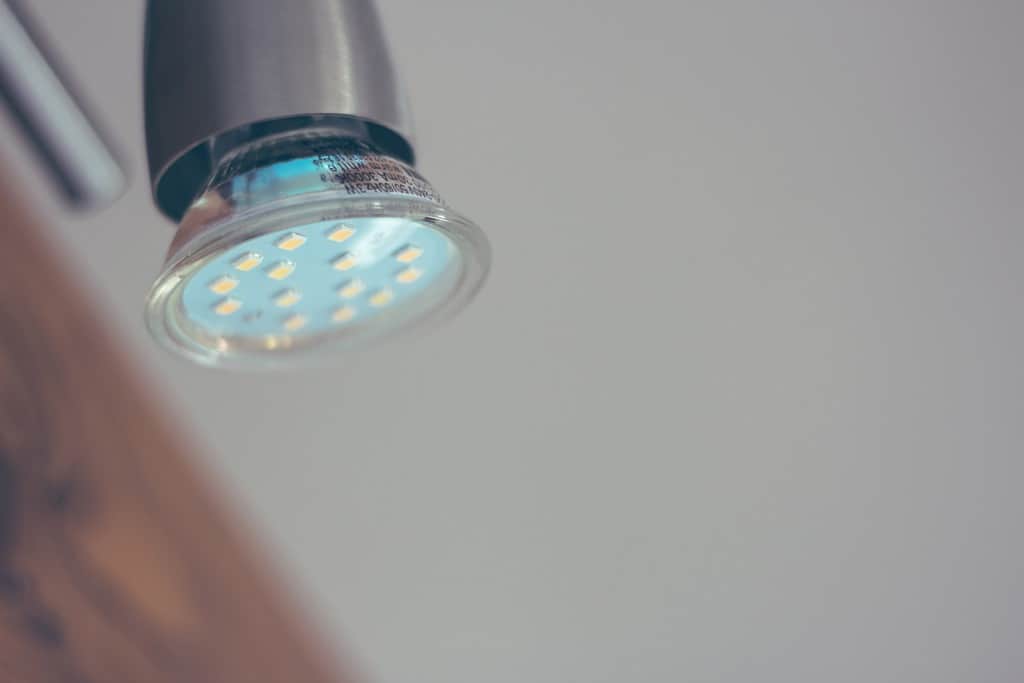 Cómo refrescarte si no tienes aire acondicionado imagen 4 refrescarte-si-no-tienes-aire-acondicionado-usando-bombillas-led