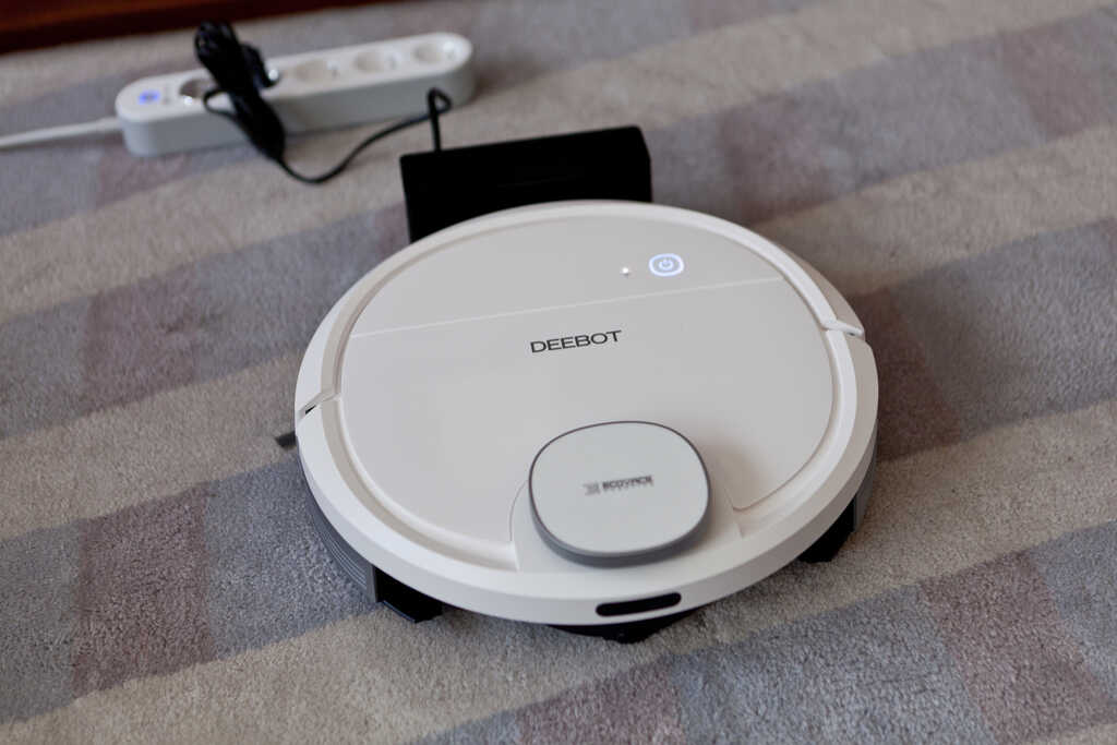 DEEBOT OZMO 900: Review del robot aspirador de ECOVACS Robotics imagen 1 robot-ecovacs-deebot-ozmo-900-en-su-base