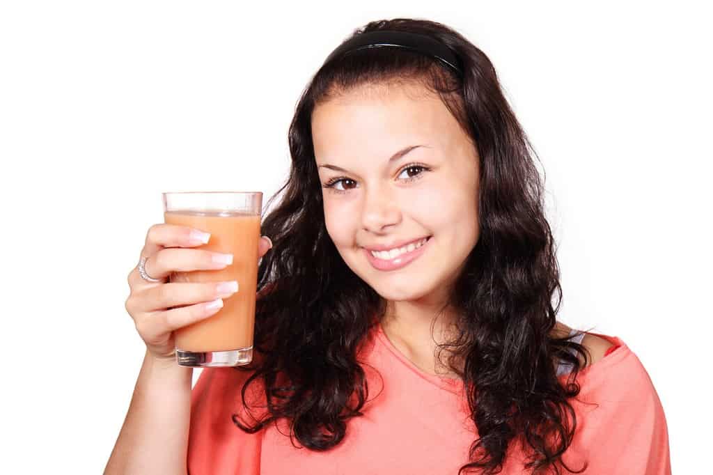 ¿Qué son los jugos detox? imagen 1 chica-bebiendo-jugos-detox