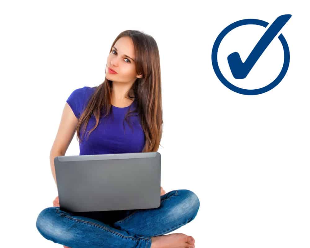 Guía para comprar la mejor tabla de inversión en 2019 imagen 29 chica-sentada-con-su-portátil