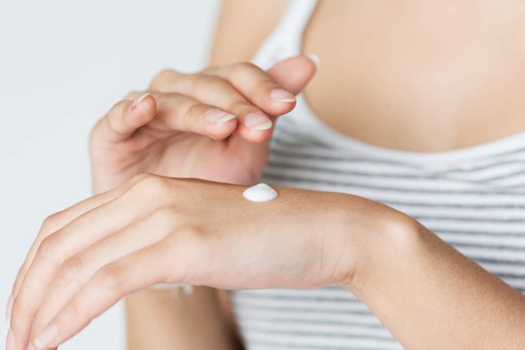 Cómo cuidar la piel a los 50 imagen 6 hidratarse bien con agua y cremas para cuidar la piel a los 50