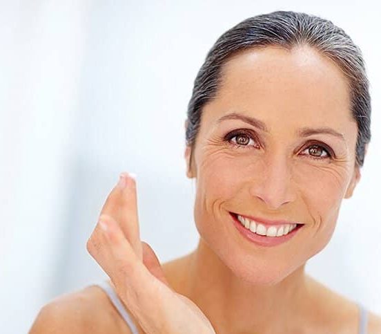 Quels ingrédients les produits anti-âge devraient-ils contenir? image 1 femme mûre, mettre la crème sur son visage