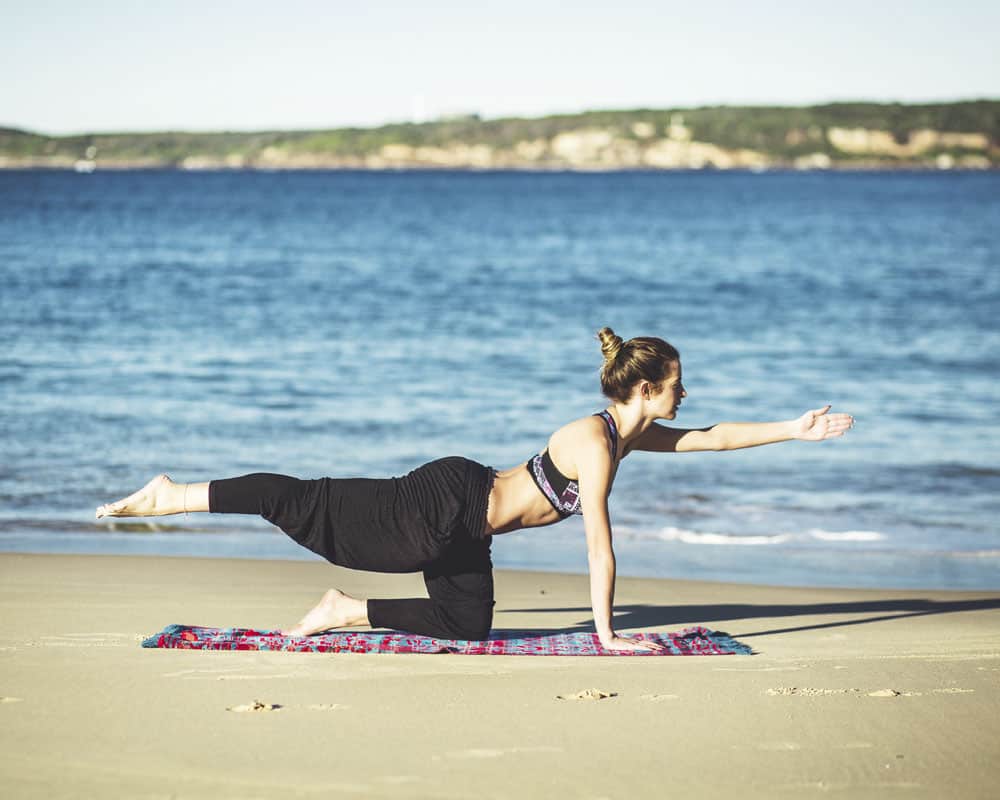 practicando-posturas-de-yoga-para-fortalecer-el-abdomen