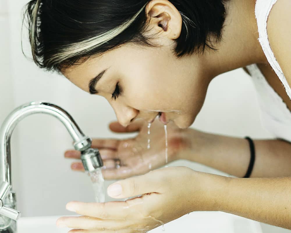 Aceite de jojoba para cuidar el contorno de ojos imagen 6 retirar-el-aceite-de-jojoba-de-la-cara