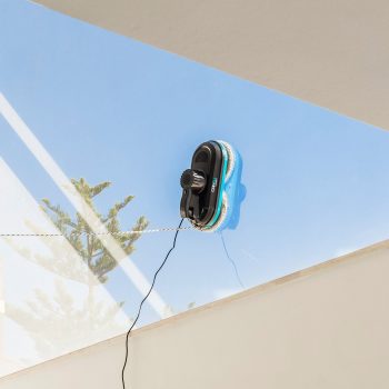 Guia para comprar el mejor robot limpiacristales en 2020 imagen 17 robot-limpia-vidrios-funcionando-en-el-techo-de-cristal