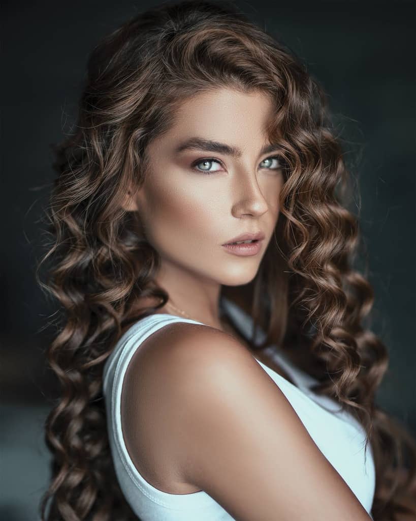 6 formas diferentes de usar la plancha de pelo para peinarte imagen 7 Bucles-definidos