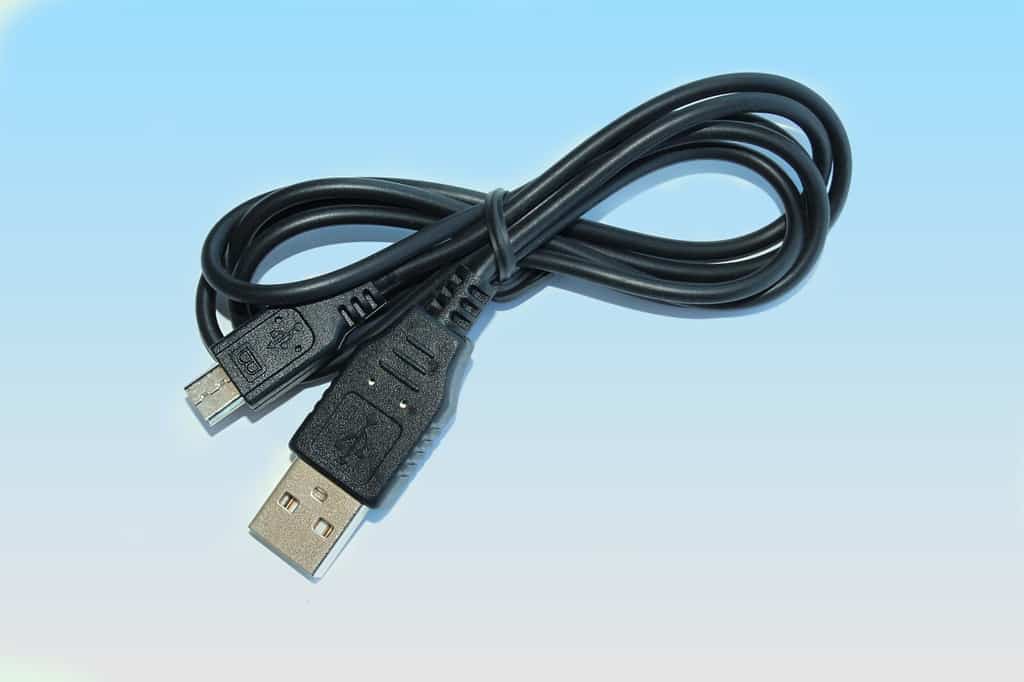 Cómo cargar el reloj deportivo mientras se está usando imagen 4 Cable-de-conexión