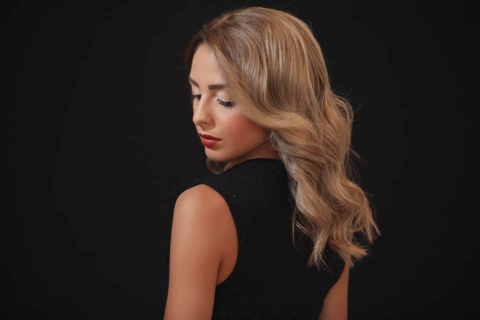 6 formas diferentes de usar la plancha de pelo para peinarte imagen 6 Tirabuzones