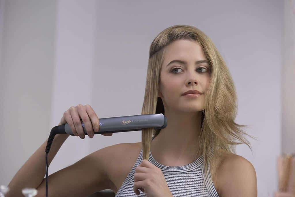 Cuáles son los cuidados básicos para el pelo imagen 7 chica-alisandose-el-pelo-con-plancha-de-pelo-remington