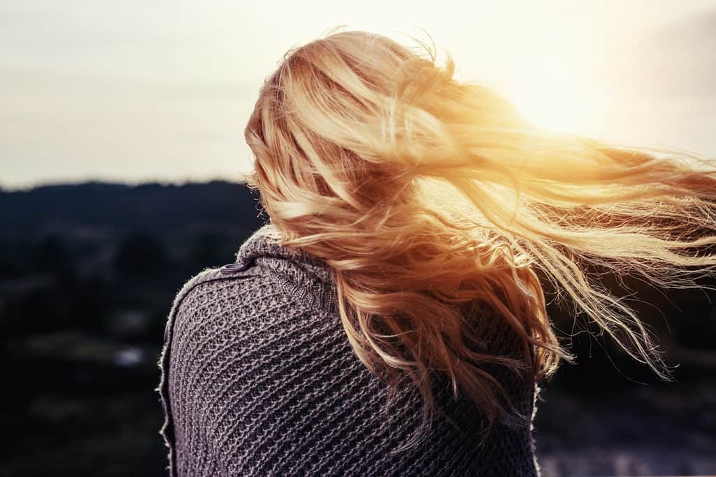 Cuáles son los cuidados básicos para el pelo imagen 5 chica-con-la-melena-al-viento