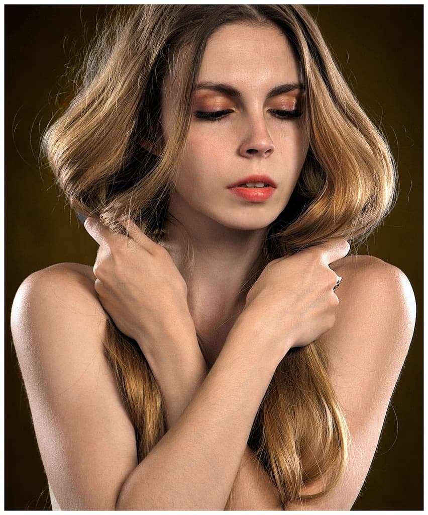 Cuáles son los cuidados básicos para el pelo imagen 1 chica-preocupada-por-los-cuidados-básicos-para-el-pelo-