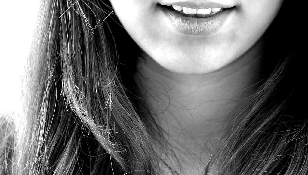 Cómo hidratar los labios de forma natural imagen 1 chica-que-necesita-hidratar-los-labios-de-forma-natural