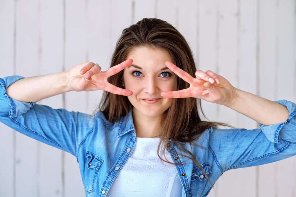 Cómo limpiar los cepillos faciales imagen 1 chica-que-usa-cepillo-facial-en-su-rostro