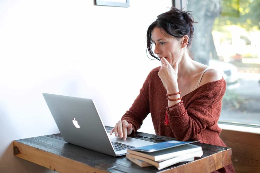 ¿Qué significa ser crudivegano? imagen 28 mujer-buscando-en-internet