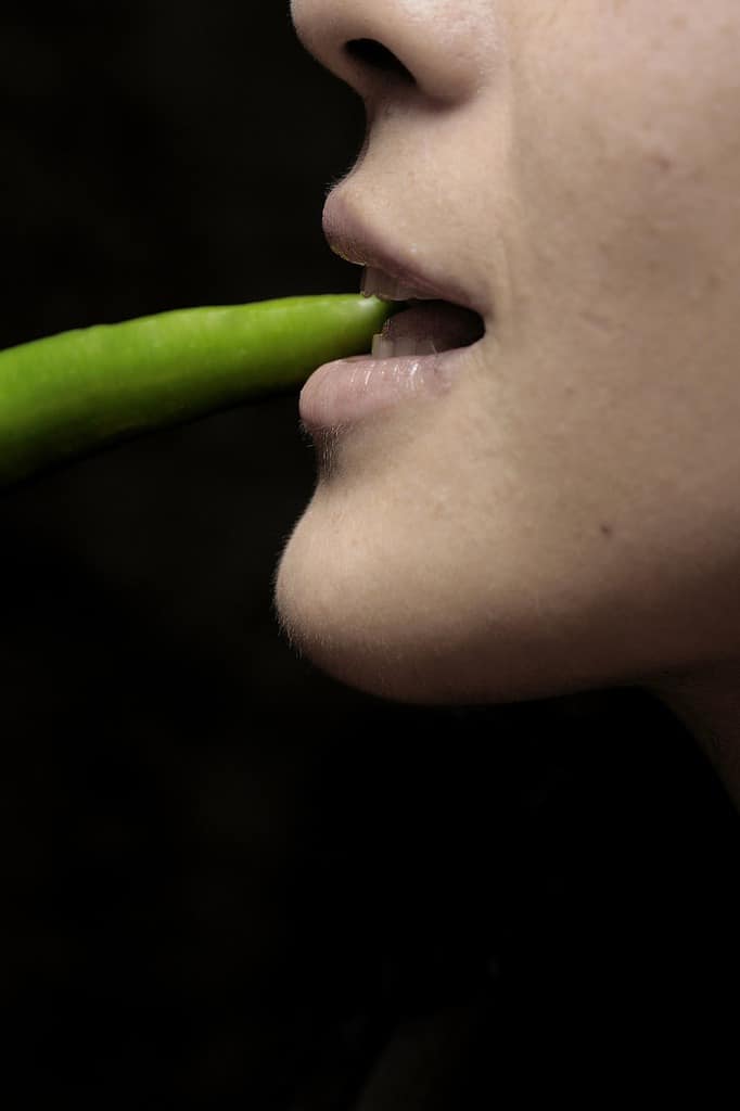 ¿Qué significa ser crudivegano? imagen 29 mujer-comiendo-vegetales