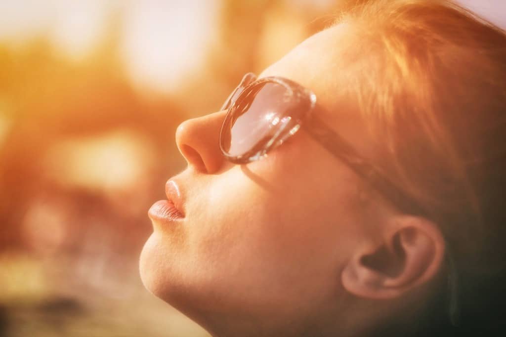 mujer-con-el-rostro-protegido-del-sol