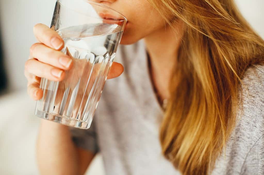 Cómo hidratar los labios de forma natural imagen 6 mujer-hidratándose-con-agua