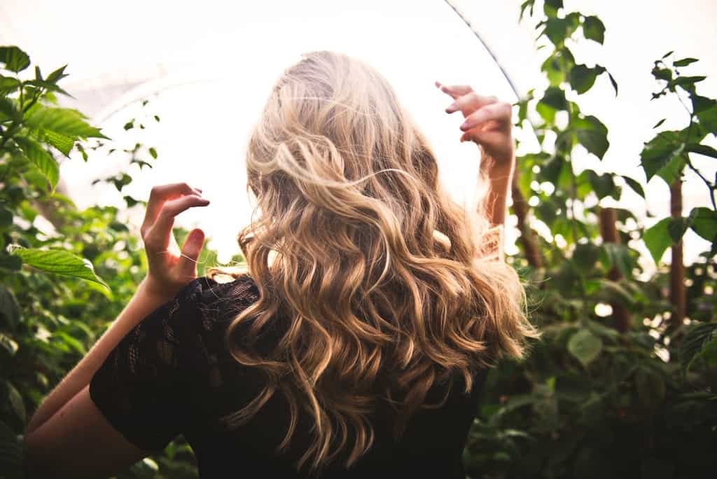 6 formas diferentes de usar la plancha de pelo para peinarte imagen 1 volumen-y-movimiento-al-usar-la-plancha-de-pelo-para-peinarte