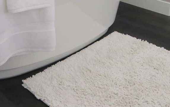 18 errores que hacen que tu casa sea un lugar insalubre imagen 14 alfombra de baño junto a la bañera