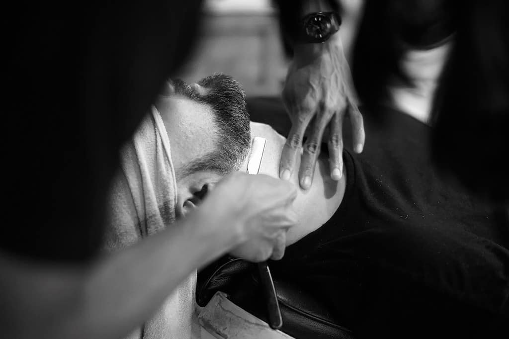 Guide pour acheter le meilleur rasoir en 2020 image 2 professionnel-barbier-travaillant-avec-un-rasoir