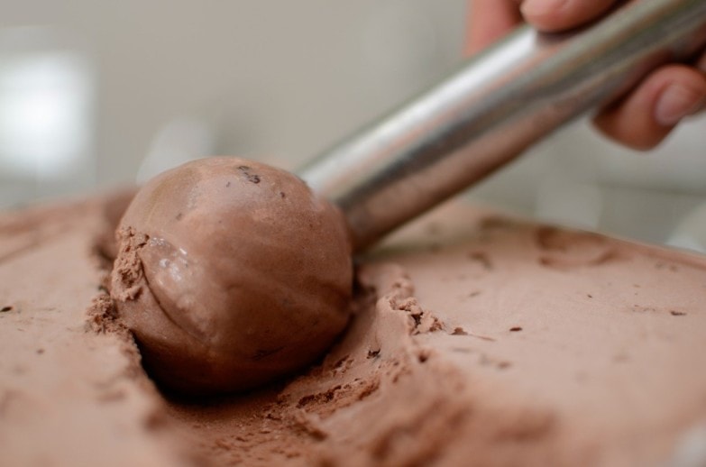 bola de chocolate usando una cuchara para helado