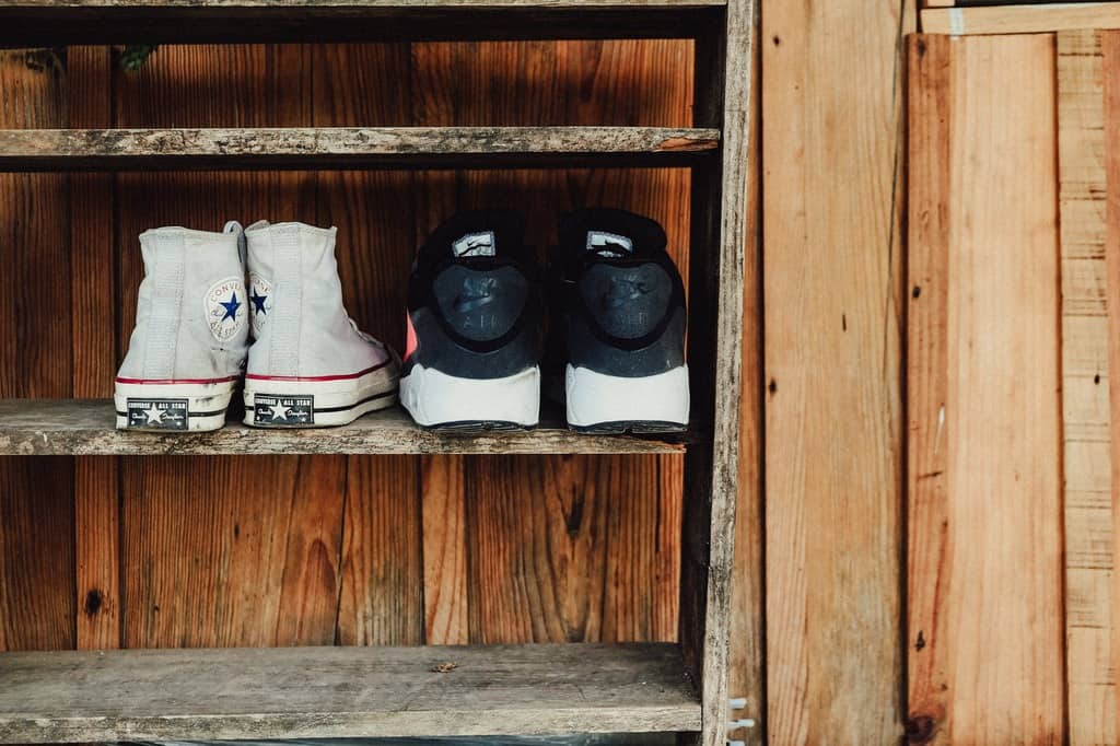 18 errores que hacen que tu casa sea un lugar insalubre imagen 6 colocar-un-estante-para-los-zapatos-en-la-entrada