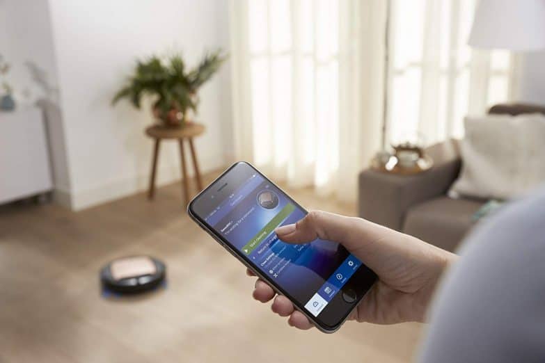 12 hábitos de la gente con casas limpias imagen 18 robot aspirador se encarga de la tarea de mantener limpio el suelo
