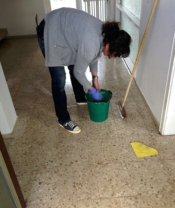 Cómo usar un limpiador para azulejos (Grout Cleaner) imagen 3 disolver-el-limpiador-de-azulejos-en-un-cubo-de-agua