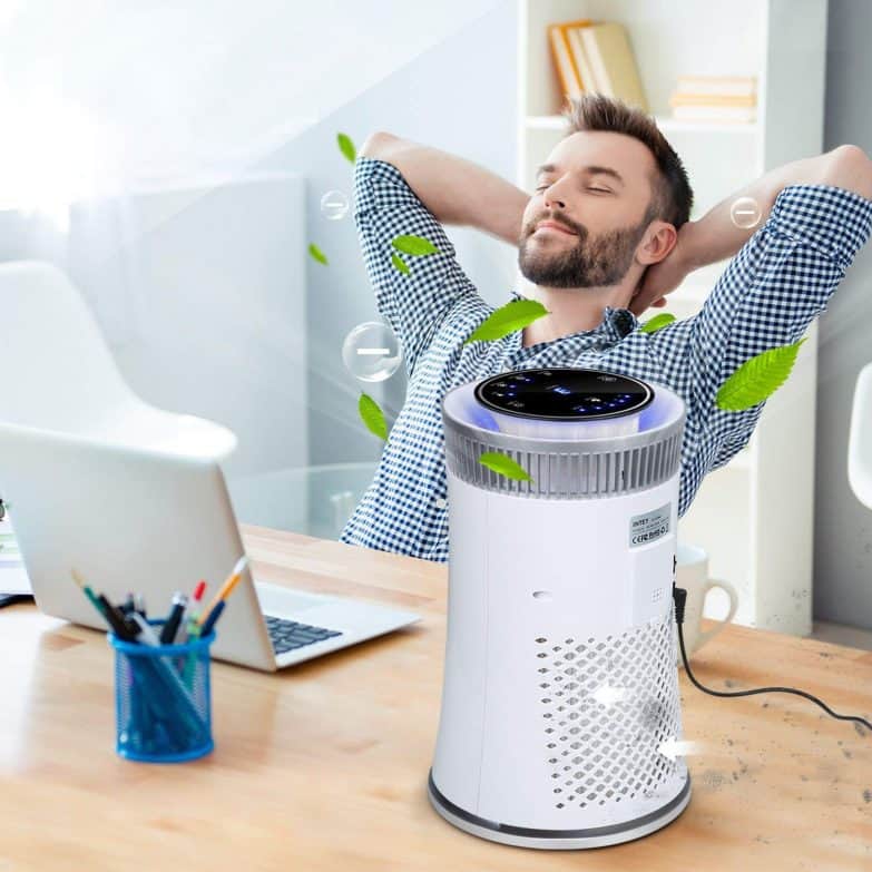 12 hábitos de la gente con casas limpias imagen 11 hombre-usando-purificador-de-aire