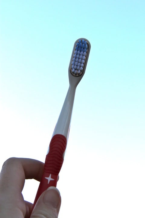 Cómo usar un limpiador para azulejos (Grout Cleaner) imagen 5 limpiar-las-juntas-con-un-cepillo-de-dientes