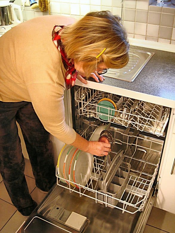 12 hábitos de la gente con casas limpias imagen 16 mujer-poniendo-el-lavavajillas