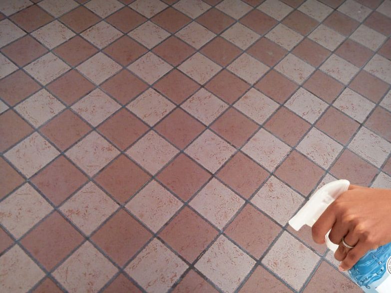 Cómo limpiar los suelos de baldosas de manera óptima imagen 3 si-hay-grasa-adherida-a-las-baldosas