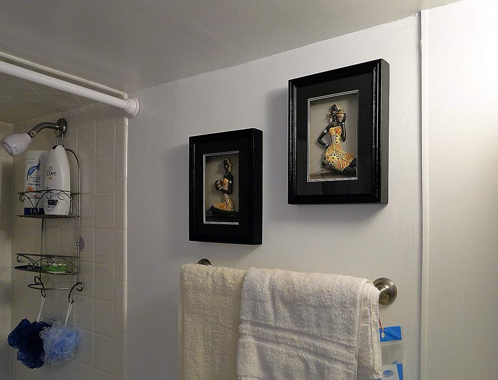 18 errores que hacen que tu casa sea un lugar insalubre imagen 12 toallas-colgadas-en-el-baño