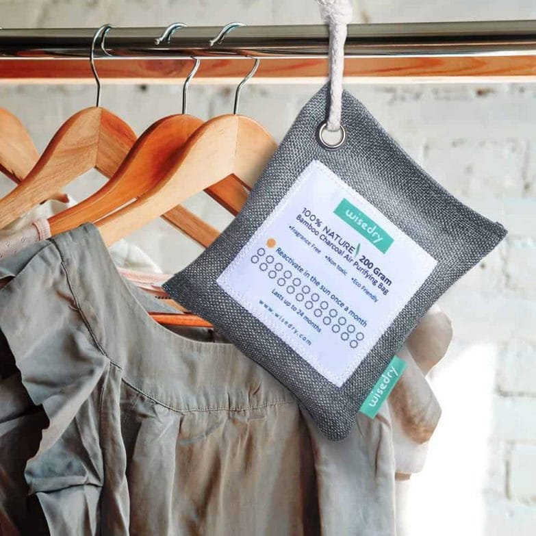 Las 5 bolsas de carbón más eficaces contra los malos olores imagen 1 bolsa-de-carbón-activo-colgado-en-el-armario-de-ropa