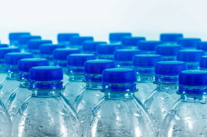 botellas de agua de plástico