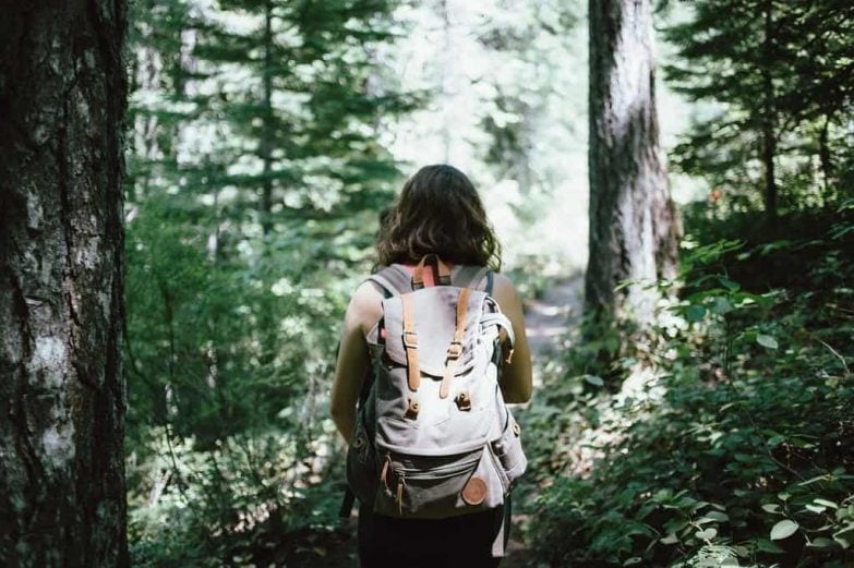 10 consejos para iniciarte en el senderismo imagen 1 chica haciendo senderismo por el bosque