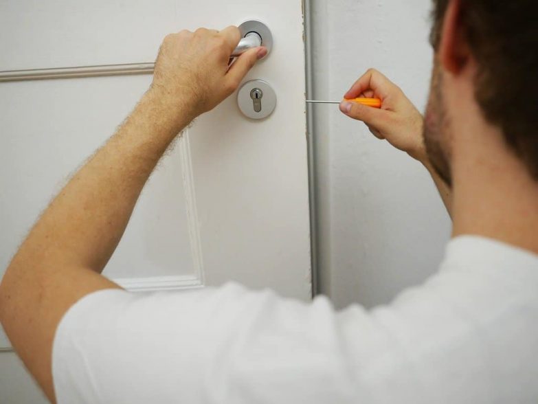 Los mejores bombines de seguridad para tu casa imagen 32 hombre cambiando el bombín de la puerta