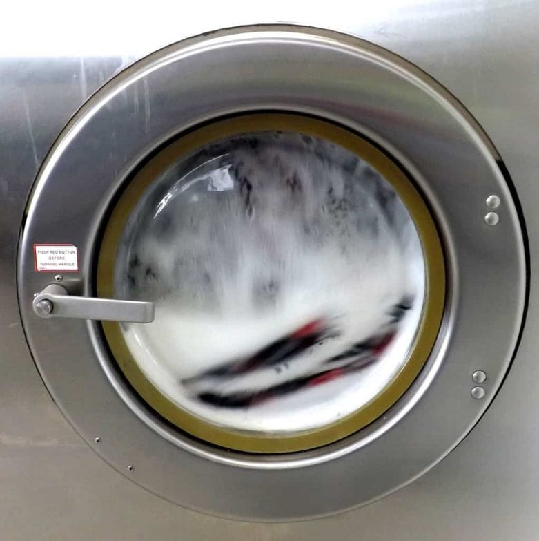 lavar la ropa de nuevo para eliminar el olor a humedad de la ropa
