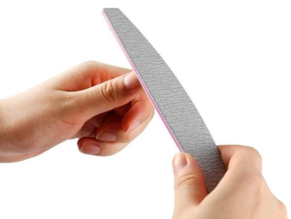 Cómo quitar esmalte de uñas permanente en 6 pasos imagen 1 limar suavemente la uña para quitar esmalte de uñas permanente