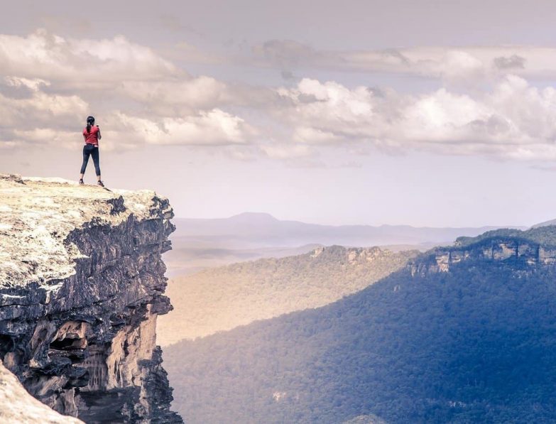 mujer en lo alto de una montaña