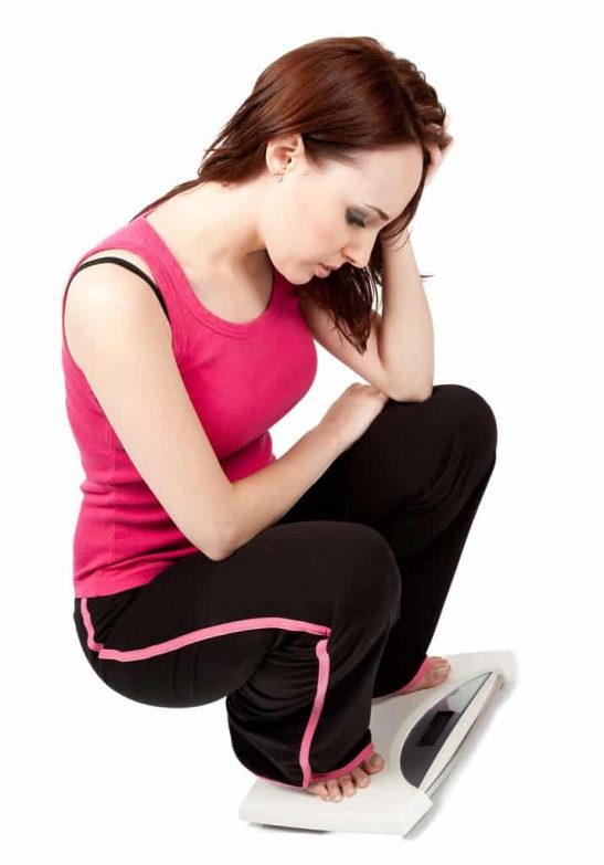 Cómo calcular la grasa corporal imagen 2 mujer pesandose en la bascula